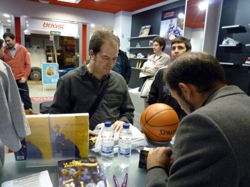 Firma autor "La fiebre amarilla, la historia de los Angeles Lakers."  Vicente Llamas en Basketspirit