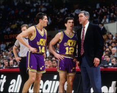 Jeff Hornacek, John Stockton y Jerry Sloan. Leyendas de los Utah Jazz de la NBA