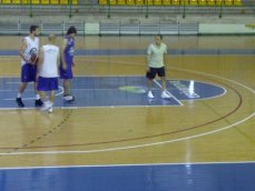 Ettore Messina. Clinic Ourense. Explicación con tres jugadores de baloncesto