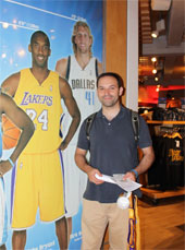 NBA Store. Vicente Llamas autor de "La Fiebre Amarilla, la historia de los Angeles Lakers"